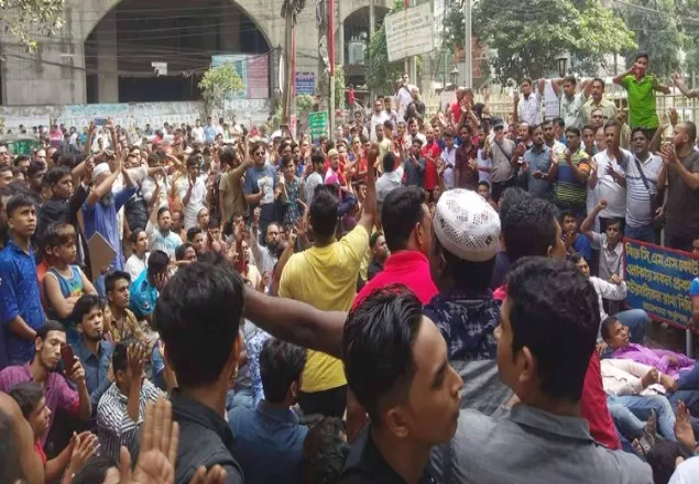 আদালতের বাইরে সম্রাট সমর্থকদের বিক্ষোভ