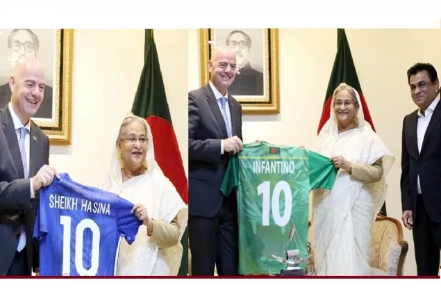 প্রধানমন্ত্রীকে ১০ নাম্বার জার্সি দিলেন ফিফা প্রেসিডেন্ট