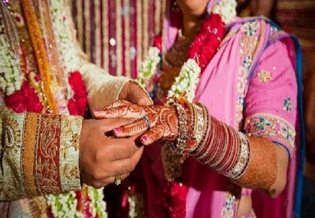 স্বামীকে ডিভোর্স দিয়ে মেয়ের ভাসুরকে বিয়ে!