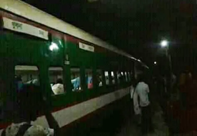 মধ্য রাতে পথ হারিয়ে খুলনাগামী ট্রেন গেলো রাজশাহী