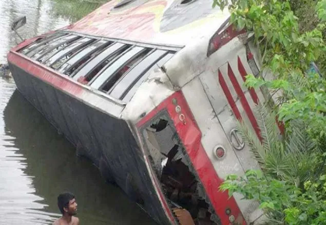 বগুড়ায় বাস উল্টে মা-মেয়েসহ নিহত ৩