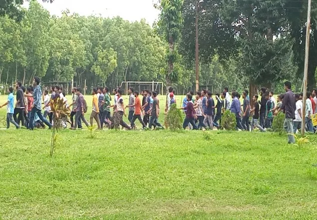 ইবি ছাত্রলীগ সম্পাদককে কর্মীদের ধাওয়া