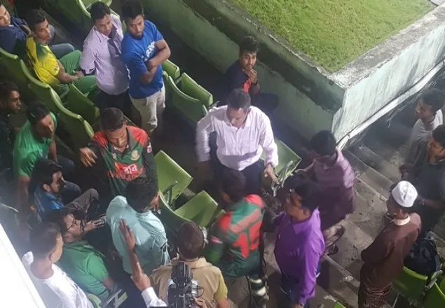 দর্শকের কটূক্তির জবাবে মুশফিক গ্যালারিতে
