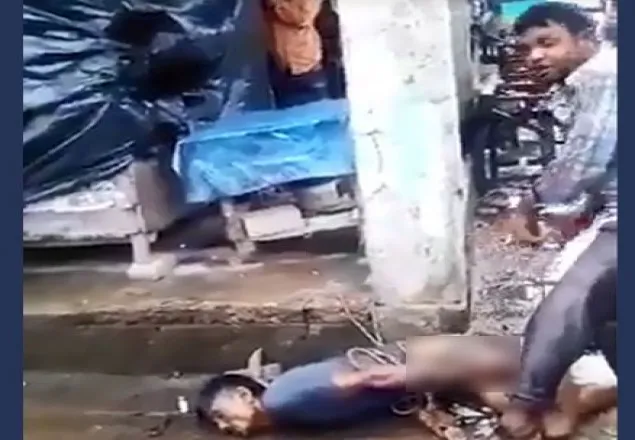 সন্তানের সামনে বাবাকে এ কেমন নির্যাতন?