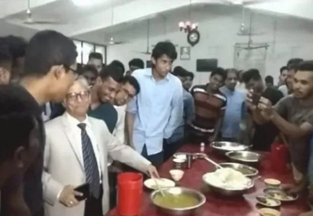  হলে ডালের ঘনত্ব পরীক্ষা করলেন ঢাবি উপাচার্য
