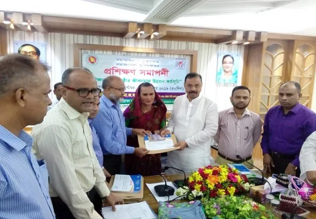 প্রশিক্ষণ শেষে কর্মসংস্থান অনুদান পেল অর্ধশত হিজড়া
