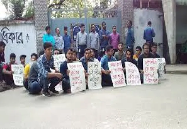গণরুম ছেড়ে ভিসির বাসার সামনে ঢাবি শিক্ষার্থীরা 