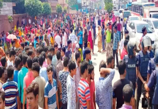 বকেয়া বেতনের দাবিতে গাজিপুরে শ্রমিকদের বিক্ষোভ