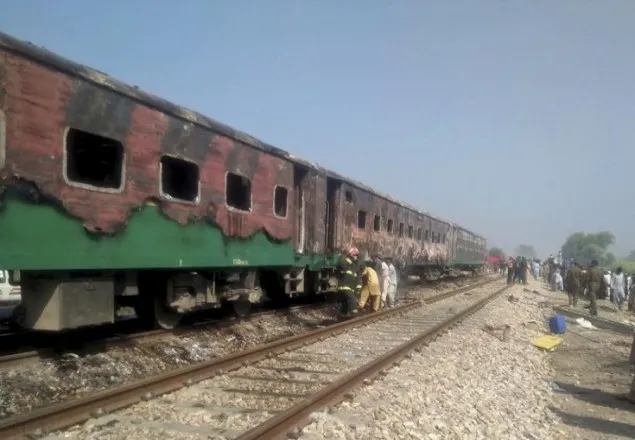পাকিস্তানে চলন্ত ট্রেনে সিলিন্ডার বিস্ফোরণ, নিহত বেড়ে ৭৩