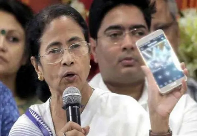 আমার ফোন থেকেও তথ্য হাতিয়ে নেওয়া হয়েছে: মমতা