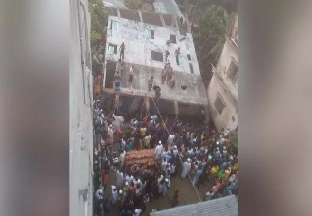 নারায়ণগঞ্জে খালের ওপর ধসে পড়লো ৪ তলা ভবন