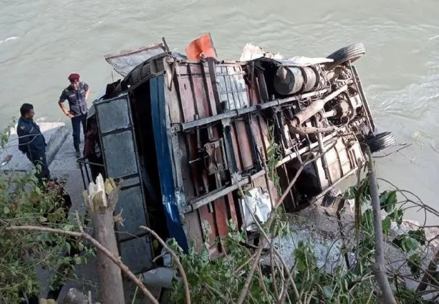 নেপালে যাত্রীবাহী বাস নদীতে পড়ে সাত শিশুসহ নিহত ১৭