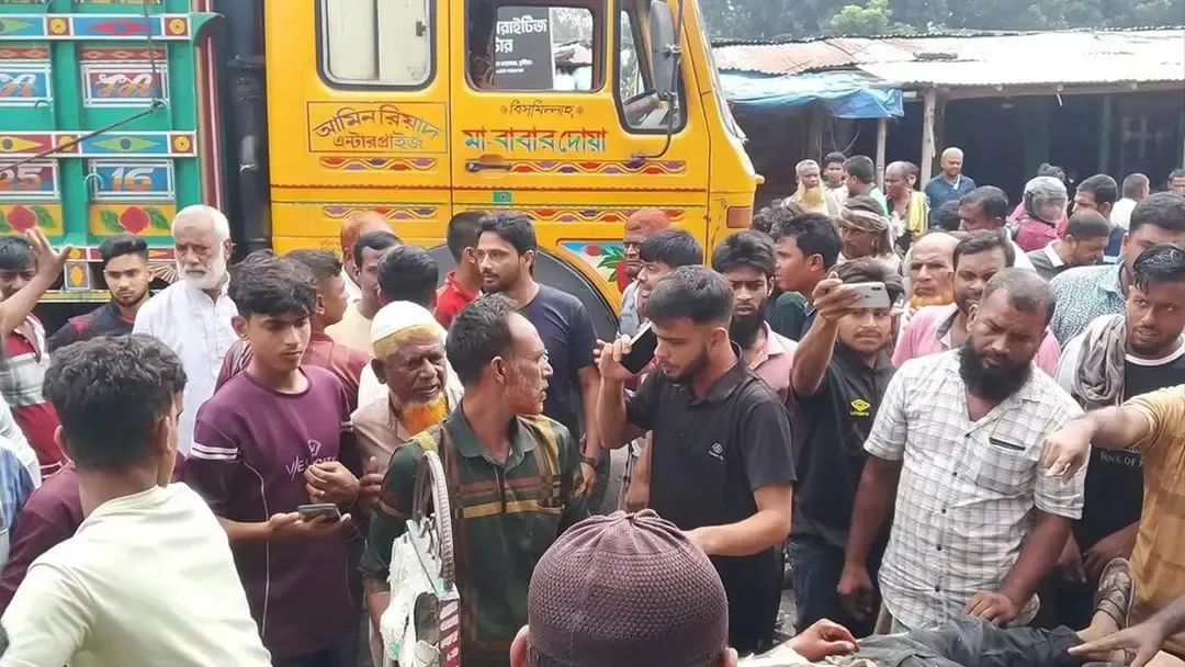 কুষ্টিয়ায় ত্রিমুখী সংঘর্ষে প্রাণ গেল সিএনজি যাত্রীর