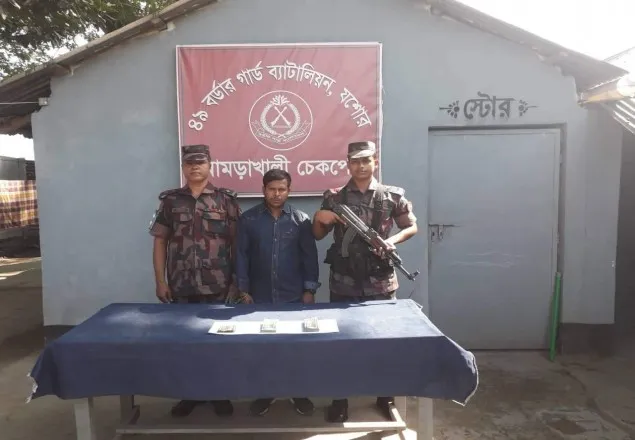 বেনাপোলের আমড়াখালি চেকপোস্ট থেকে ডলারসহ পাচারকারী আটক