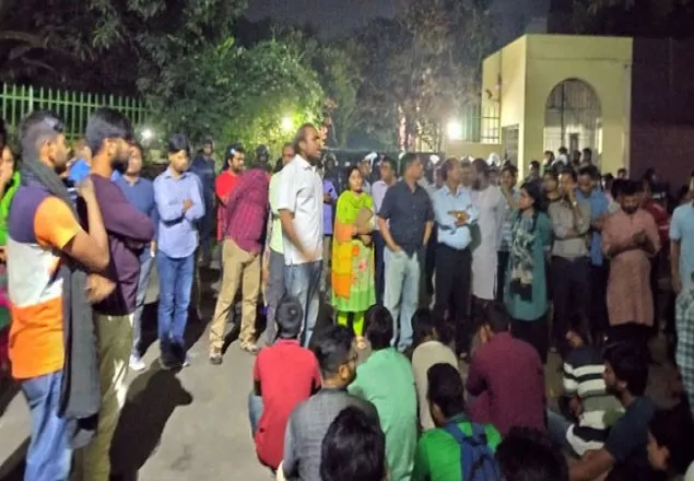 জাবি ভিসির বাসভবন ঘেরাও করে রেখেছে আন্দোলনকারীরা