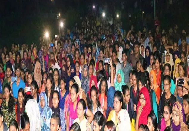 ছাত্রীরা হল ছাড়তে রাজি নয়, বিক্ষোভে উত্তাল জাবি