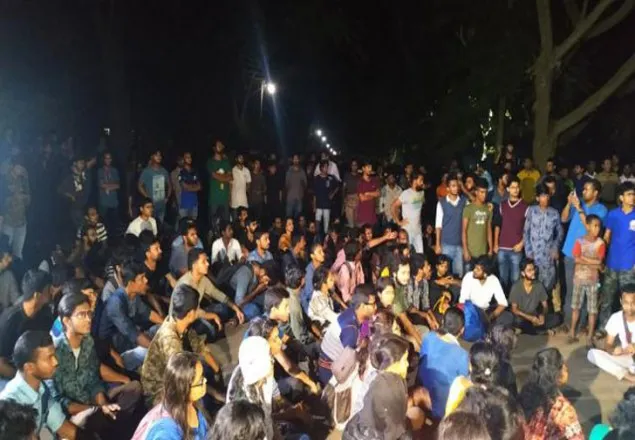 বন্ধের নির্দেশ না মেনে নতুন কর্মসূচি ঘোষণা দিল শিক্ষার্থীরা