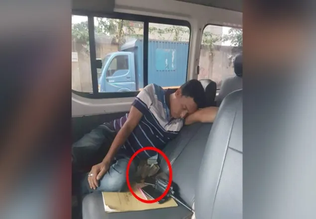 টাকার ওপর ঘুমিয়ে ডিবির এসআই