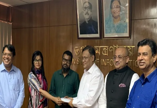 নির্মাতা অরণ্য পলাশকে তথ্যমন্ত্রীর অর্থ সহায়তা