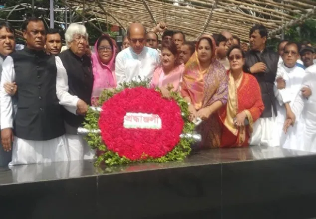 বঙ্গবন্ধুর প্রতিকৃতিতে নবনির্বাচিত কৃষক লীগের শ্রদ্ধা