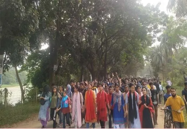 থমথমে জাবি, নিষেধাজ্ঞা ভেঙে উপাচার্যবিরোধী আন্দোলন