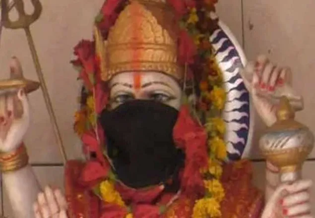 বায়ুদূষণে এবার দেবতার মুখে মাস্ক পরালো ভারতীয়রা
