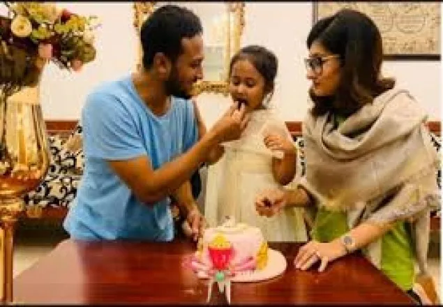 মেয়ের জন্মদিনে কেক কেটে ফেসবুকে স্ট্যাটাস দিলেন সাকিব