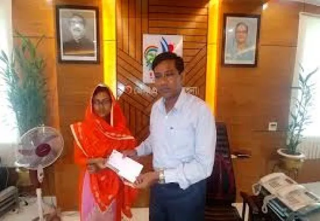  হতদরিদ্র মেডিকেল ছাত্রী কণার পাশে বরগুনার জেলা প্রশাসক