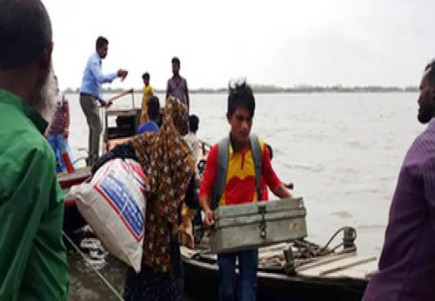 আশ্রয়কেন্দ্রে ছুটছেন উপকূলবাসী