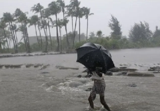 দুর্বল হয়ে খুলনা অঞ্চলে ‘বুলবুল’র আঘাত