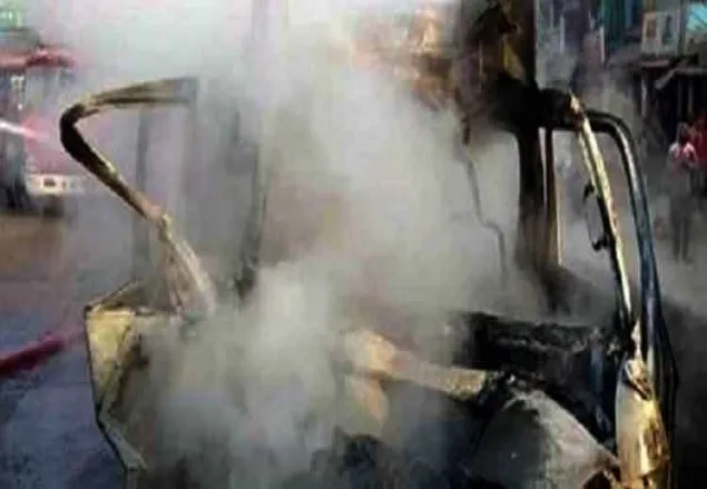 বাস-ট্রাকের ধাক্কায় মাইক্রোবাসের সিলিন্ডার বিস্ফোরণ, তিন যাত্রী নিহত