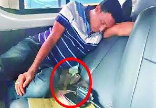 টাকার বান্ডেলের ওপর ঘুমিয়ে থাকা সেই ডিবির এসআই প্রত্যাহার