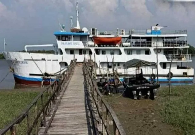 আটকে পড়া পর্যটকদের আনতে সেন্টমার্টিনের পথে ৩ জাহাজ