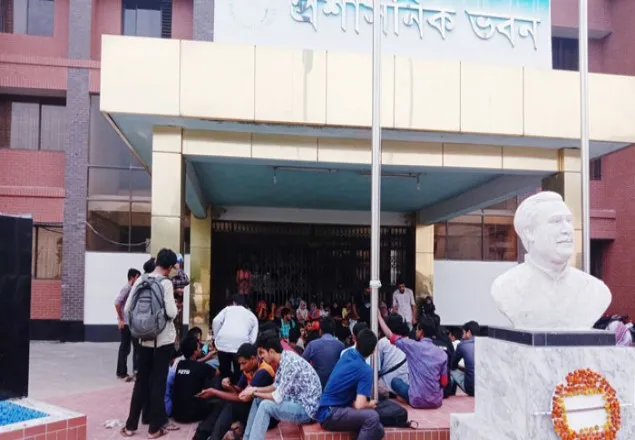 বিক্ষোভে উত্তাল পবিপ্রবি, প্রশাসনিক ভবনে তালা