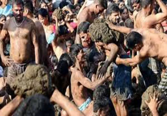 ভারতে গোবর ছোড়াছুড়ির উৎসব ‘গোরাইহাব্বা’!