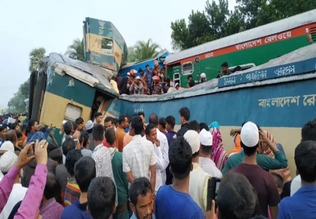 সিগনাল অমান্য করায় কসবায় ট্রেন দুর্ঘটনা