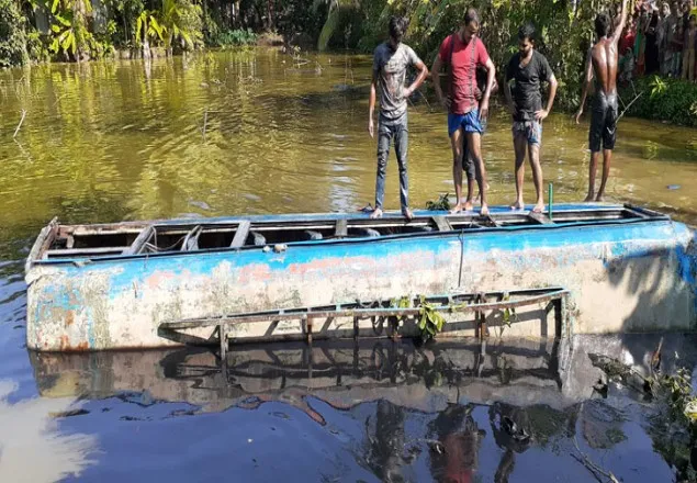 শরীয়তপুরে যাত্রীবাহী বাস খাদে পড়ে নিহত ২