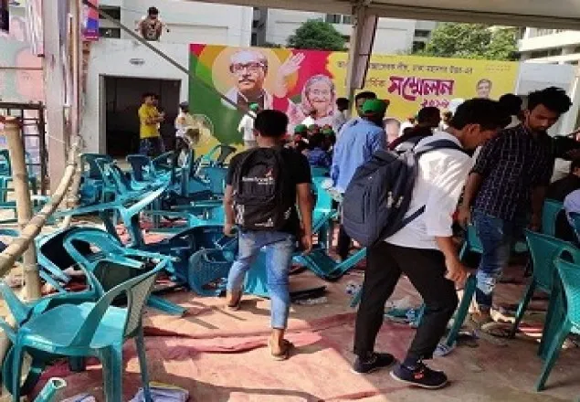স্বেচ্ছাসেবক লীগের সম্মেলনে চেয়ার ছোঁড়াছুড়ি