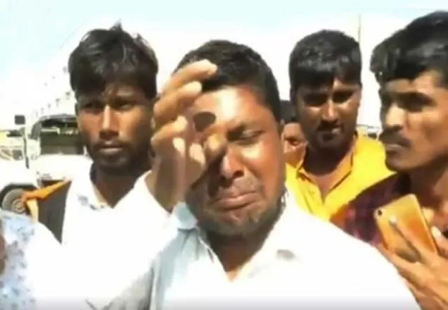 ভারতে পেঁয়াজের দাম না পেয়ে কৃষকের কান্না এখন ভাইরাল