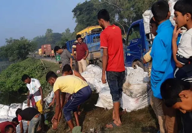কুমিল্লায় ট্রাক নিয়ন্ত্রণ হারিয়ে খাদে, নিহত ২