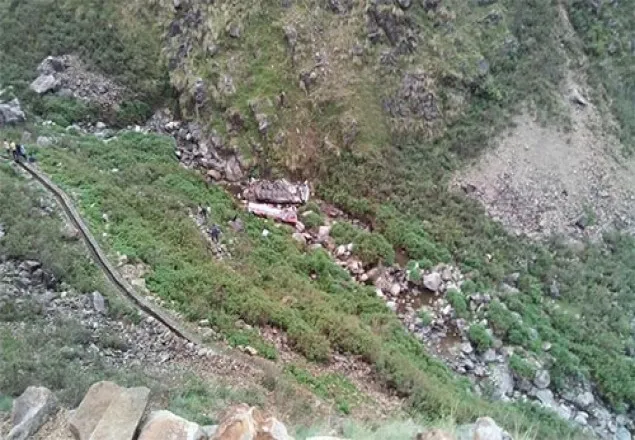 কাশ্মীরে গভীর খাদে বাস, নিহত ১৬