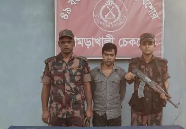 বেনাপোল সীমান্তে ৮ পিচ স্বর্ণের বারসহ যুবক আটক