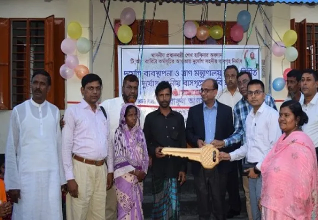 মাগুরায় সরকারি সহায়তায় বাড়ি পেলেন গৃহহীনরা