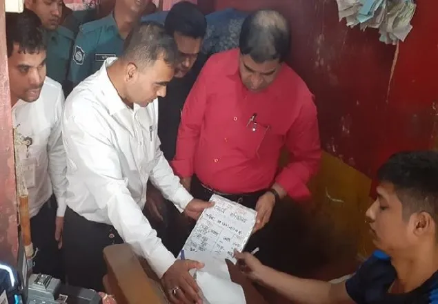 পেঁয়াজের দাম বেশি রাখায় ৩ ব্যবসায়ীকে জরিমানা