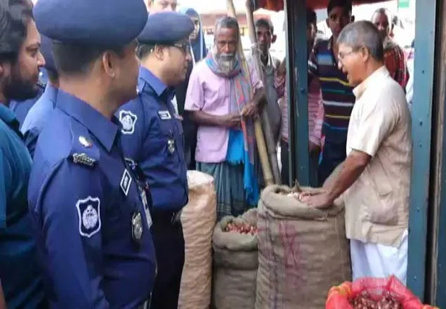 পেঁয়াজের বাজার নিয়ন্ত্রণে পুলিশের অভিযান