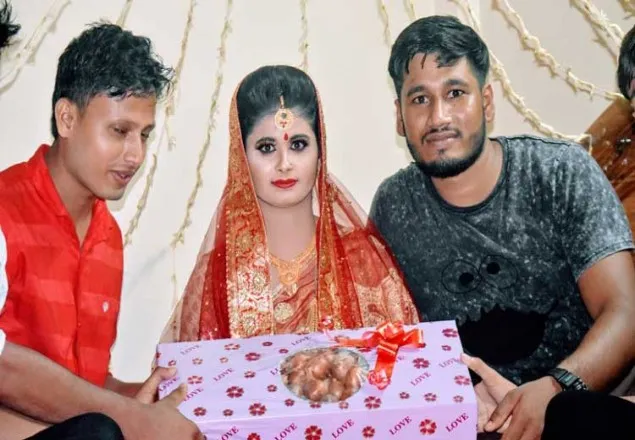 কুমিল্লায় বর-কনেকে পেঁয়াজ উপহার!