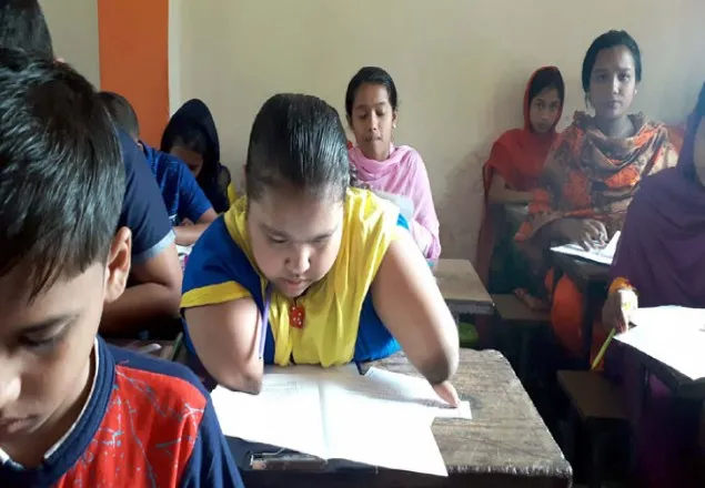 হাত-পা নেই, মুখে ভর করে পিইসি দিচ্ছে লিতুন