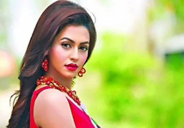 হঠাৎ অসুস্থ হয়ে আইসিইউতে নুসরাত