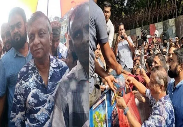 লাইনে দাঁড়িয়ে ৪৫ টাকায় পেঁয়াজ কিনলেন মেয়র আরিফ!