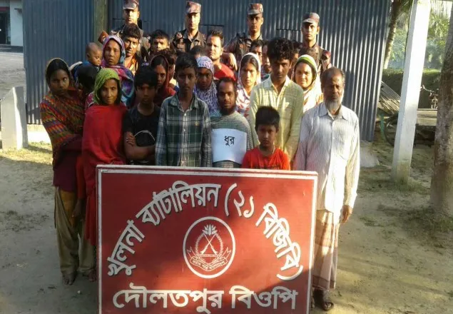 বেনাপোল সীমান্তে পাচারকারীসহ ৫৪ নারী-পুরুষ-শিশু আটক